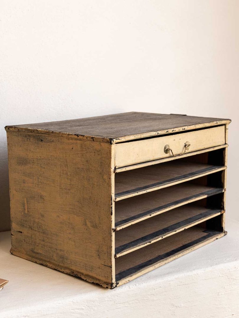 ancien petit meuble d'atelier mercerie avec tablettes et tiroir