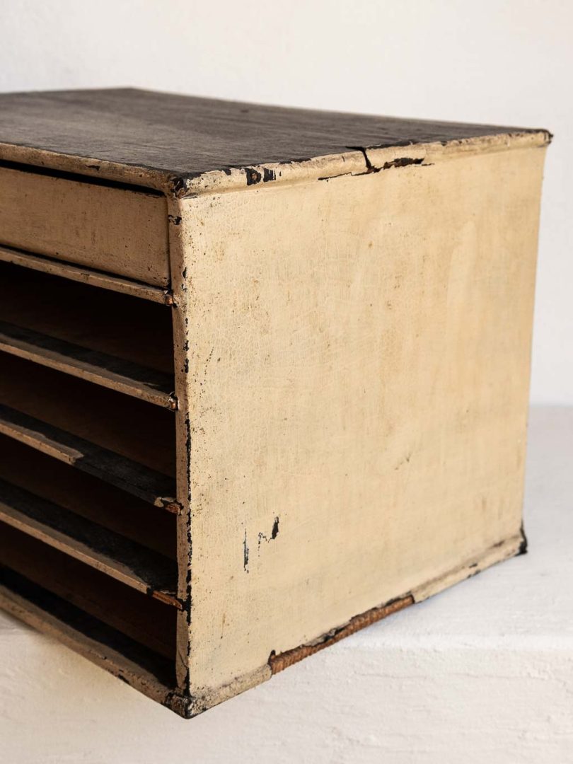 ancien petit meuble d'atelier mercerie avec tablettes et tiroir