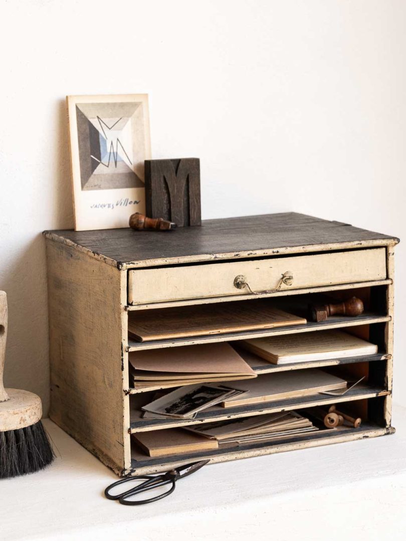 ancien petit meuble d'atelier mercerie avec tablettes et tiroir