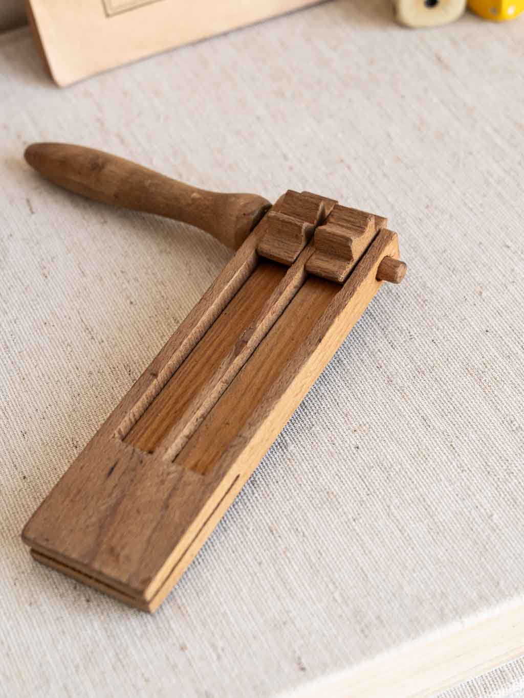 Petite crécelle double en bois