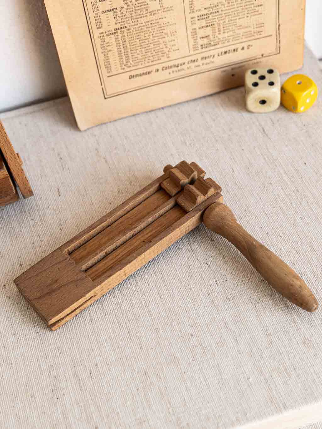 Petite crécelle double en bois