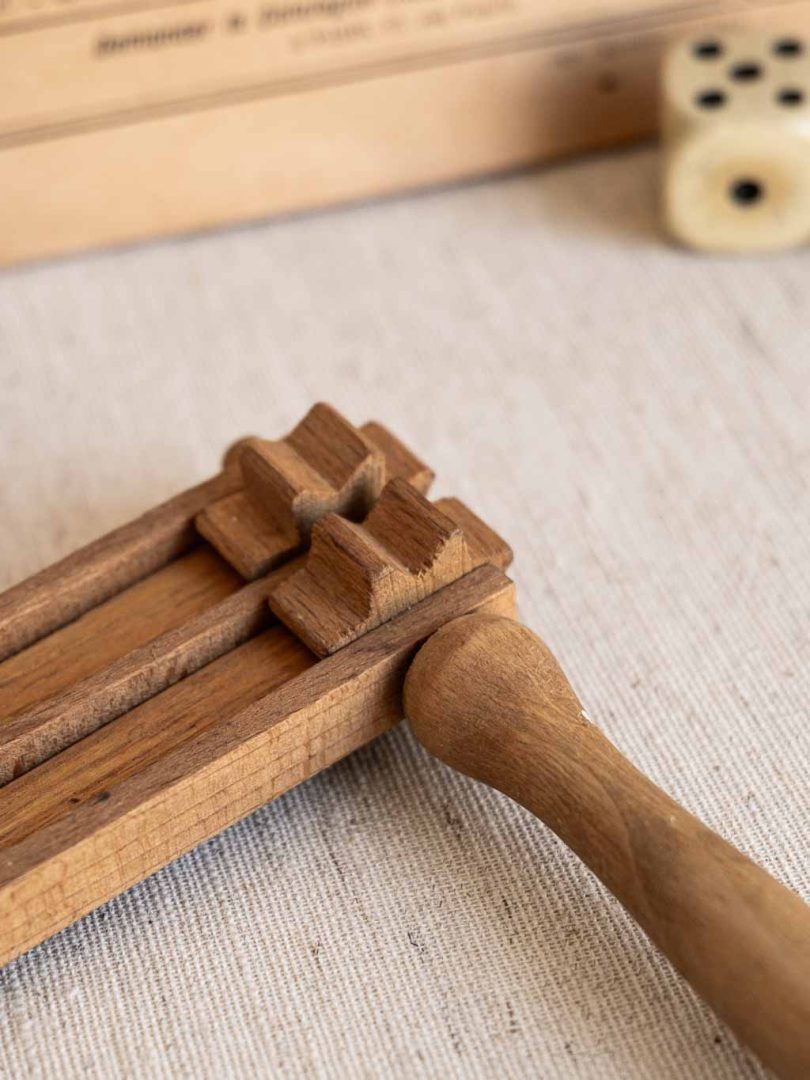 Petite crécelle double en bois