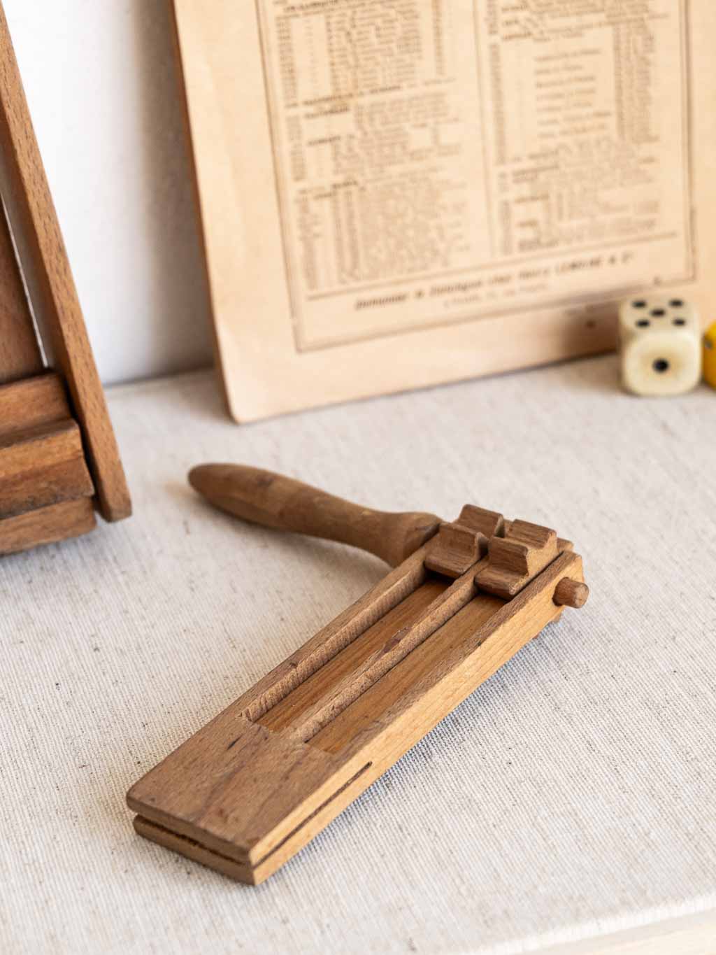Petite crécelle double en bois
