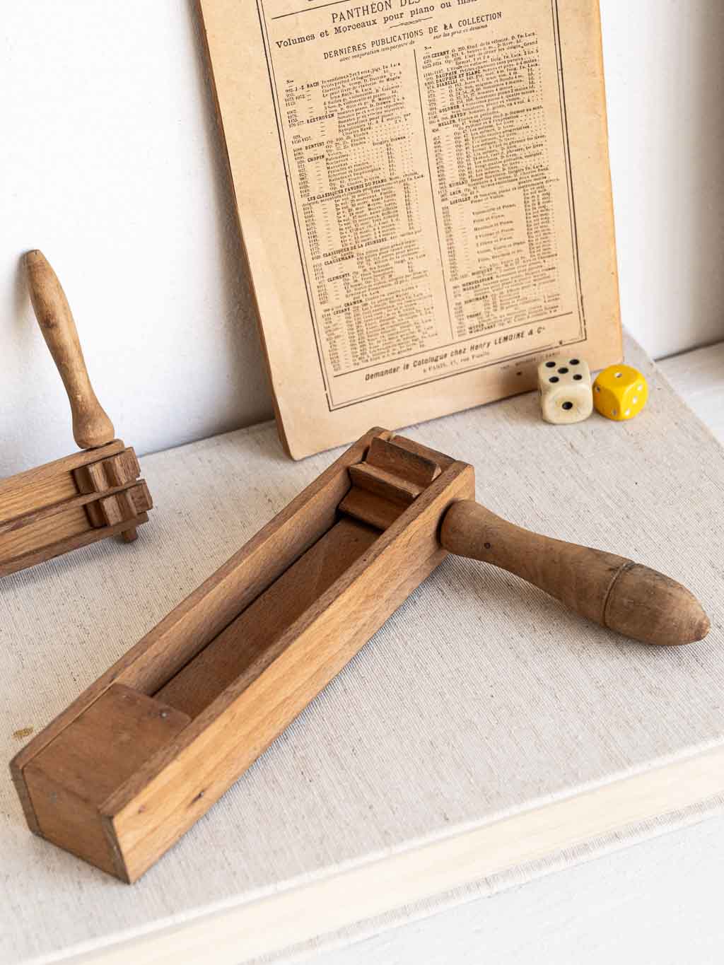 crécelle simple en bois vintage