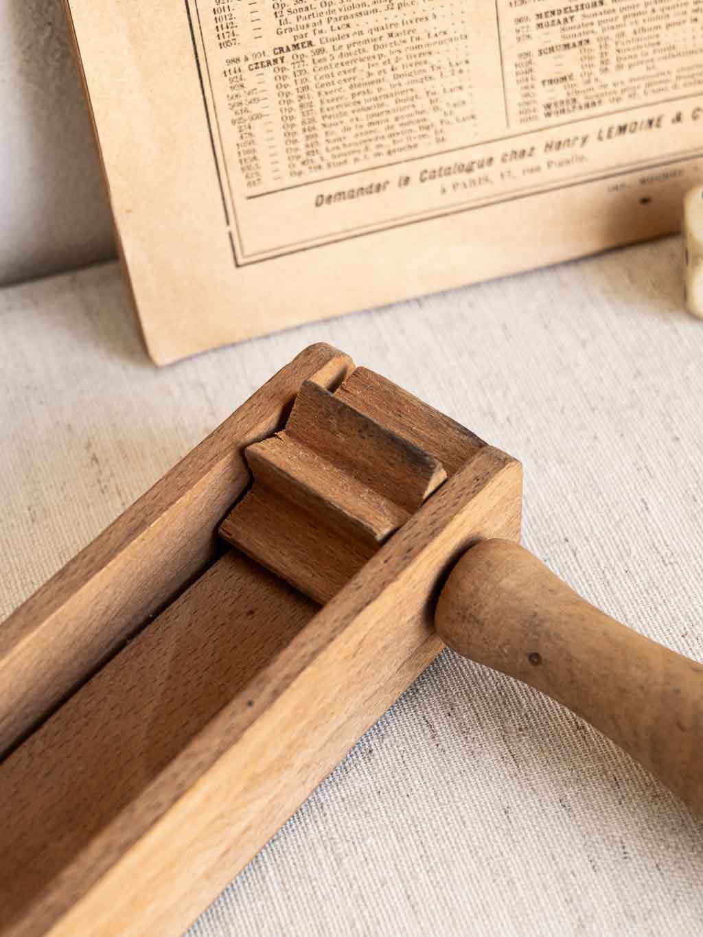 Petite crécelle double en bois