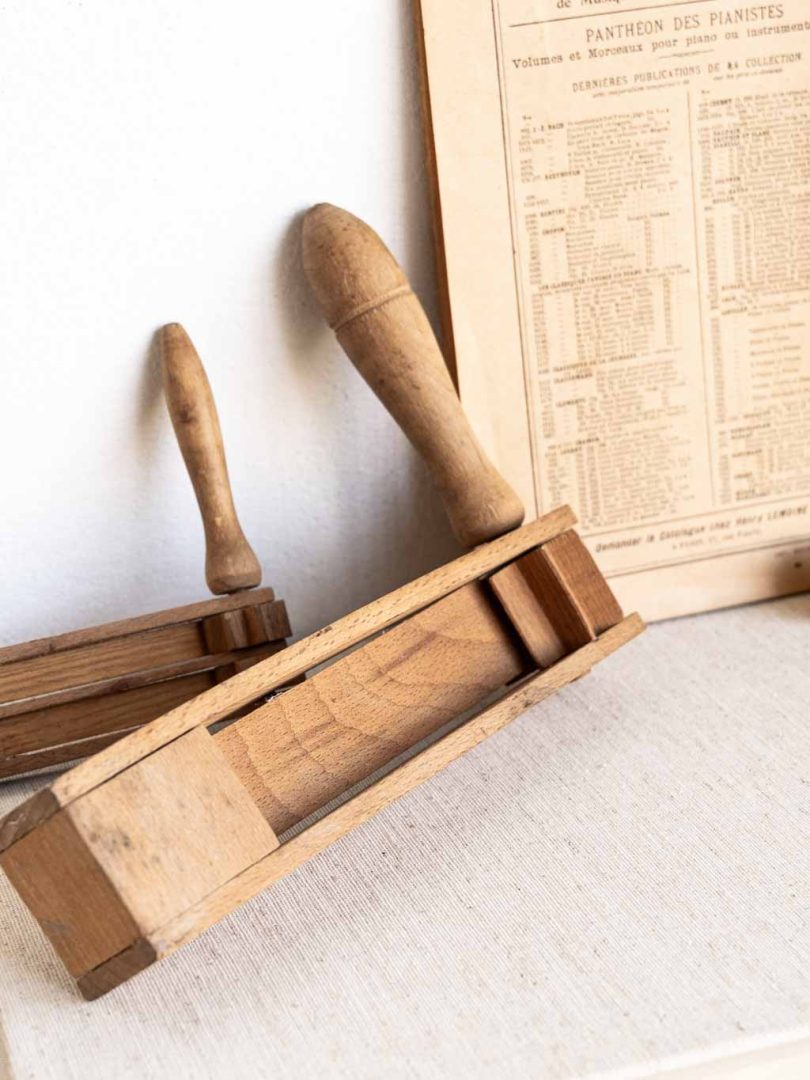 Petite crécelle double en bois