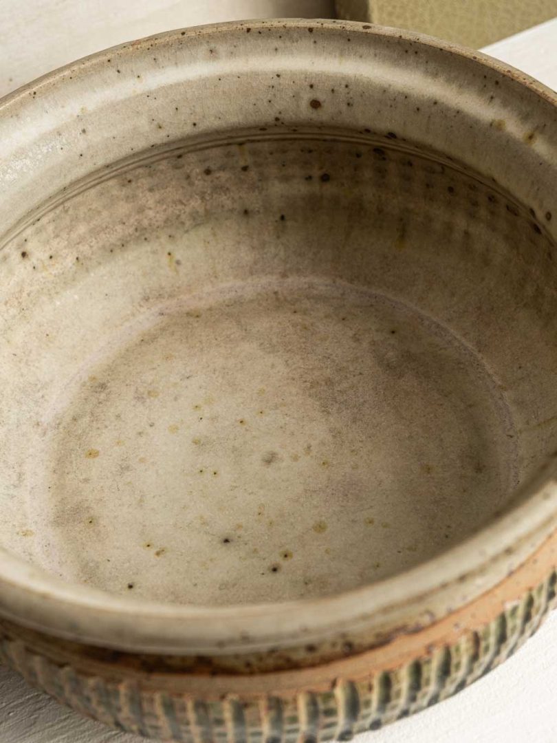 Plat en grès et son couvecle, signé Queyras – Image 4