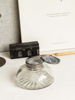 Encrier ancien en verre et étain.