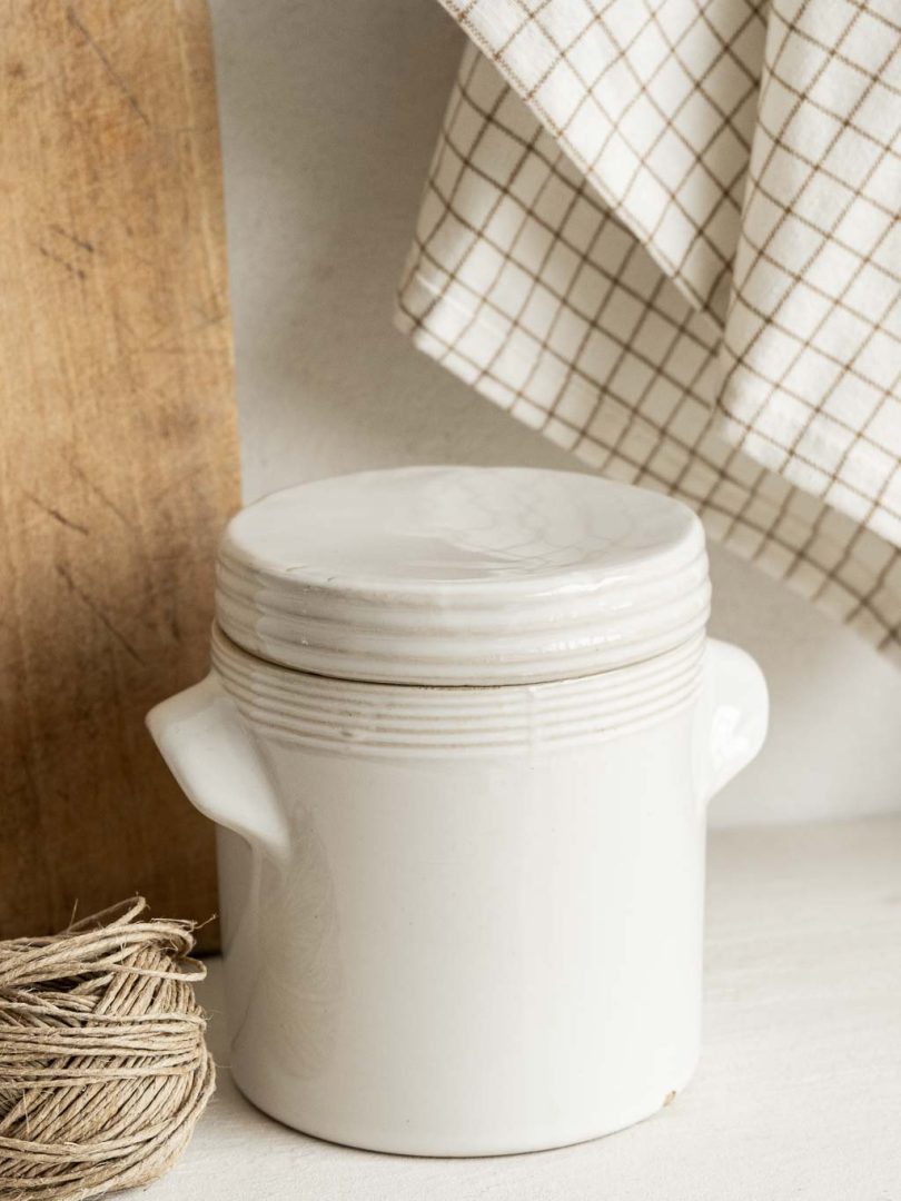 pot en grès blanc avec couvercle