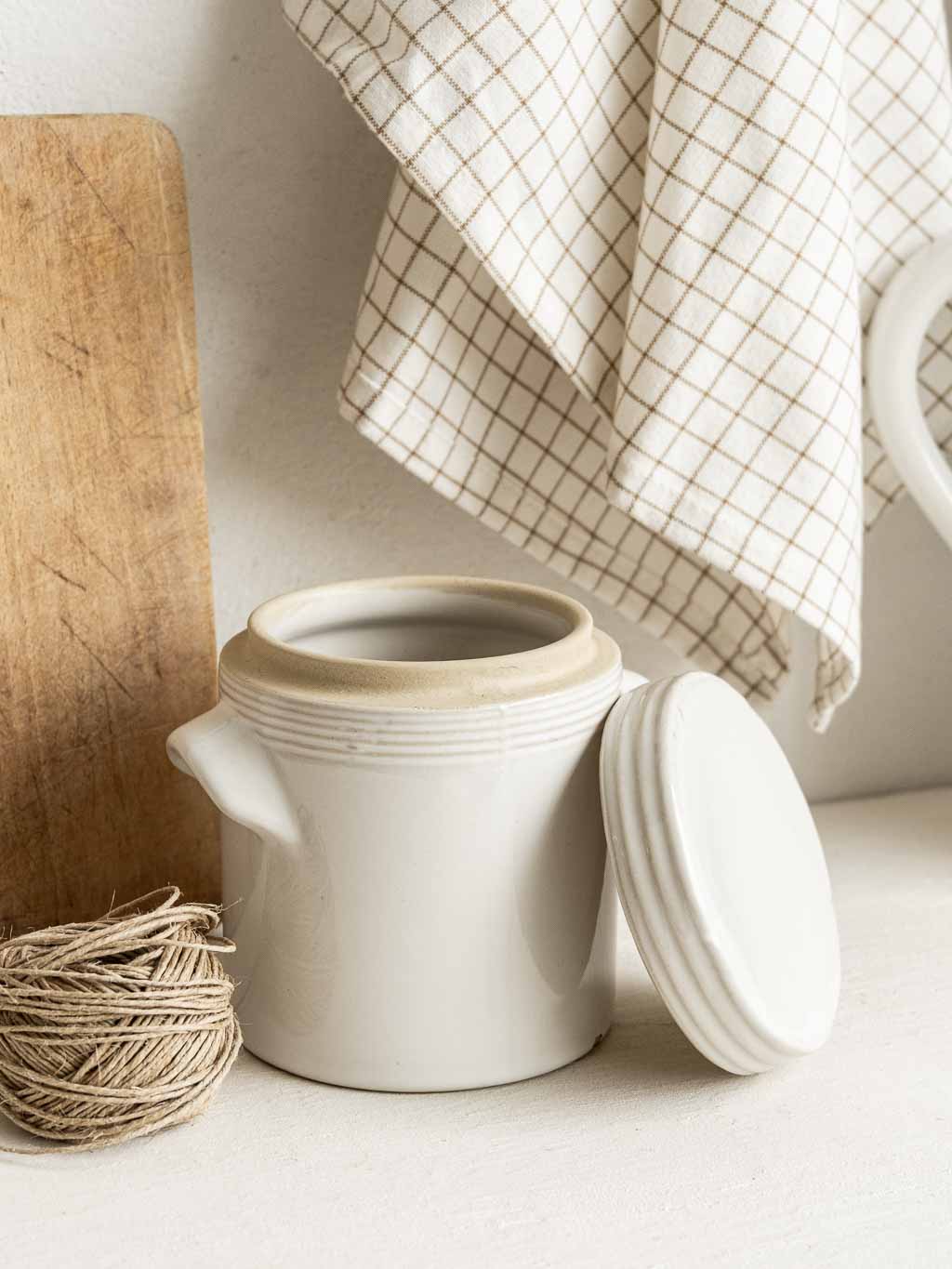 pot en grès blanc avec couvercle