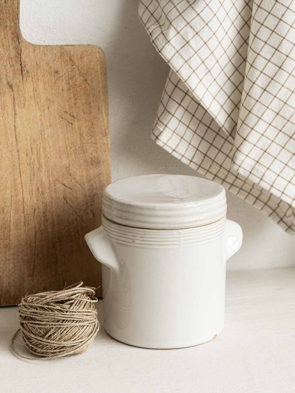 pot en grès blanc avec couvercle