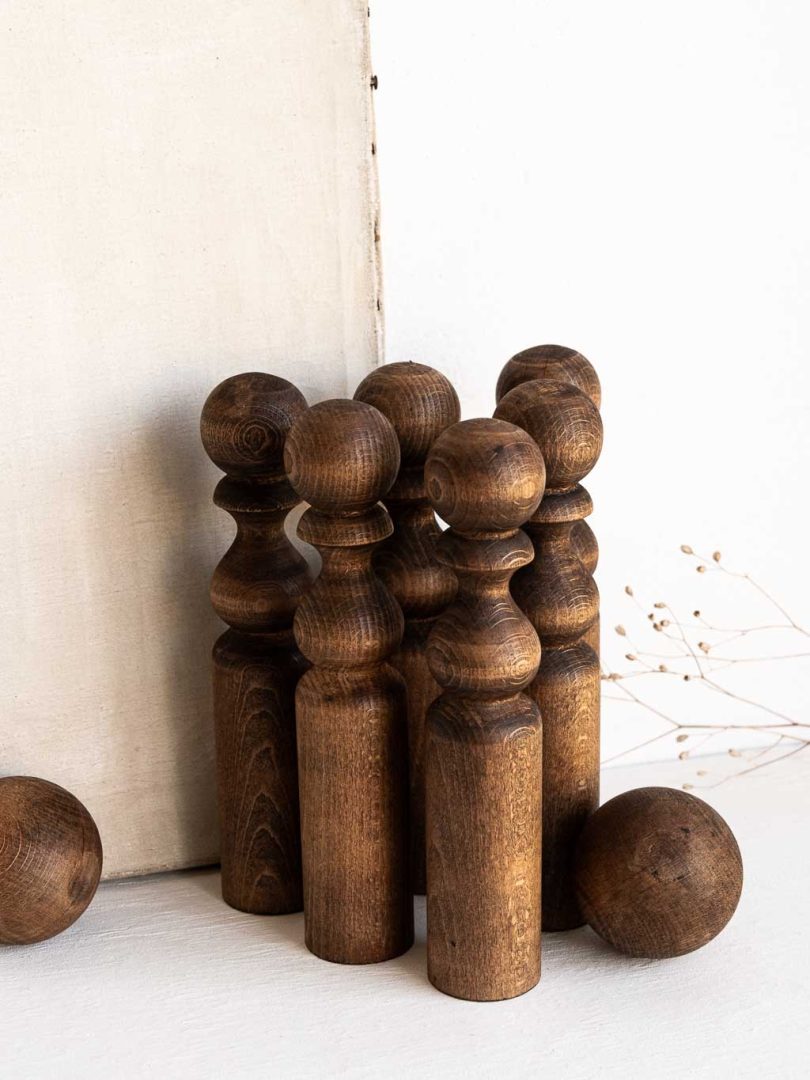 jeu de quille en bois brun