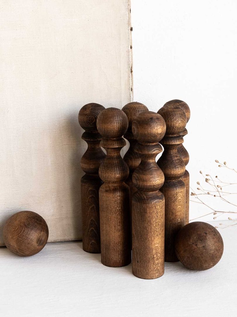 jeu de quille en bois brun