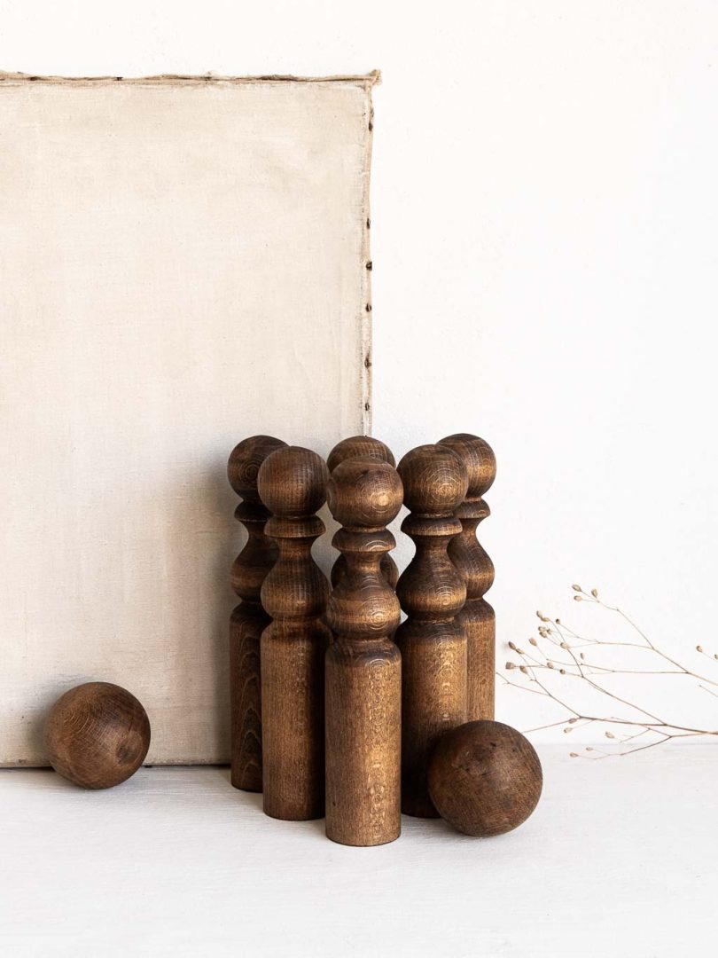 jeu de quille en bois brun