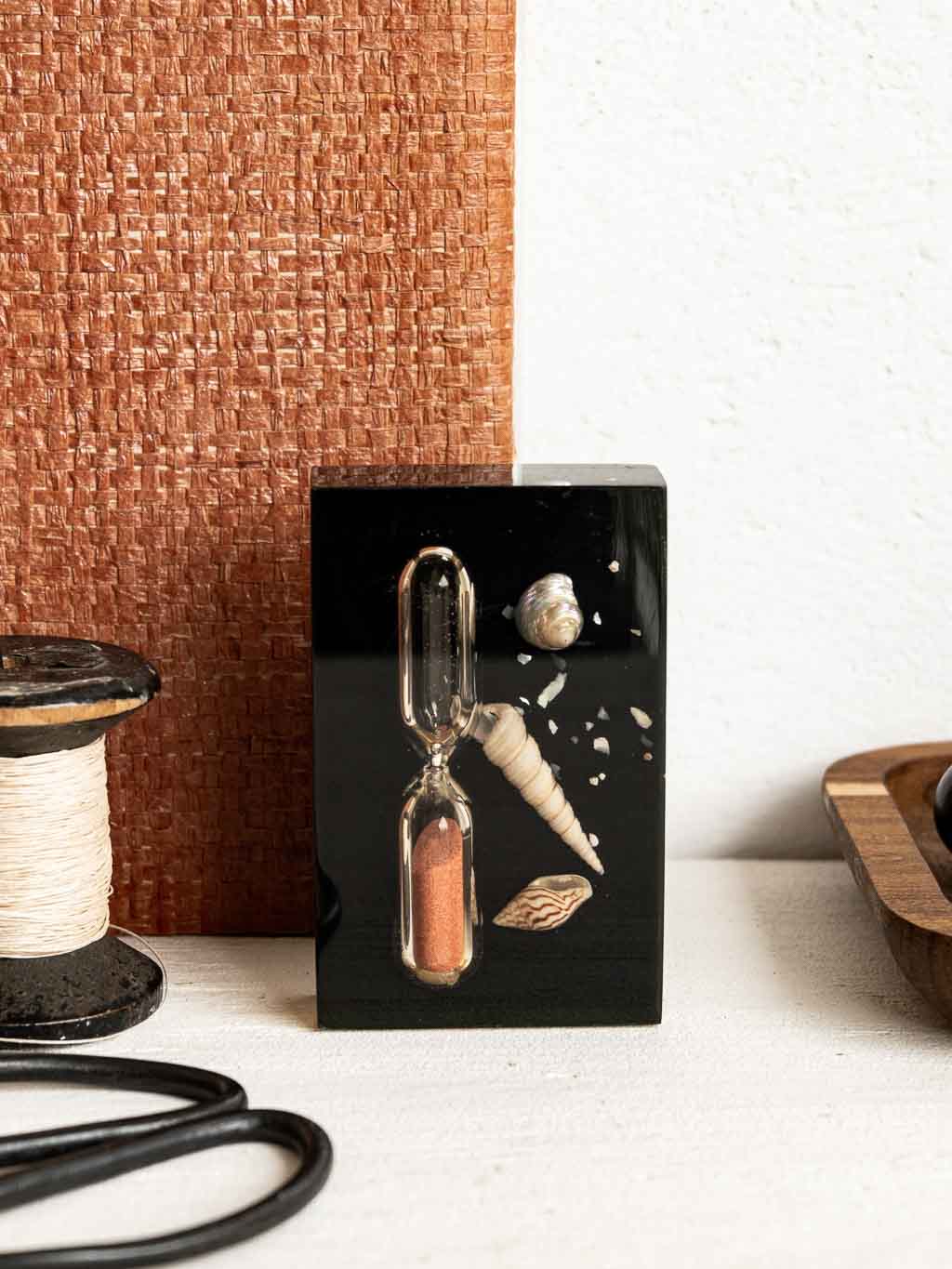 Description : Joli presse papier en résine avec inclusions : sablier et petits coquillages. Un objet déco original qui apporte tout de suite une petite touche bord de mer. Les coquillages pris dans la résine lui donnent un côté léger et délicatement rétro. À poser sur une étagère, un bureau ou une table basse, il trouve facilement sa place dans une déco naturelle, vintage ou esprit vacances. À la fois décoratif et ludique, c’est le genre de petit objet qu’on remarque tout de suite. Une pièce pleine de charme, simple et facile à intégrer dans votre intérieur. Caractéristiques : Matériau : Résine et coquillages Dimensions : 8.5 x 5.2 x 2 cm État : Petites traces d'usage Dans le même univers : → Découvrez notre sélection d’accessoires de bureau vintage ici.