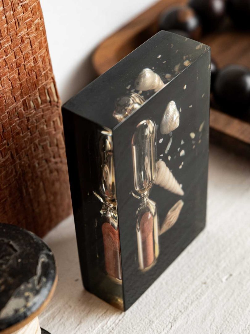 Description : Joli presse papier en résine avec inclusions : sablier et petits coquillages. Un objet déco original qui apporte tout de suite une petite touche bord de mer. Les coquillages pris dans la résine lui donnent un côté léger et délicatement rétro. À poser sur une étagère, un bureau ou une table basse, il trouve facilement sa place dans une déco naturelle, vintage ou esprit vacances. À la fois décoratif et ludique, c’est le genre de petit objet qu’on remarque tout de suite. Une pièce pleine de charme, simple et facile à intégrer dans votre intérieur. Caractéristiques : Matériau : Résine et coquillages Dimensions : 8.5 x 5.2 x 2 cm État : Petites traces d'usage Dans le même univers : → Découvrez notre sélection d’accessoires de bureau vintage ici.