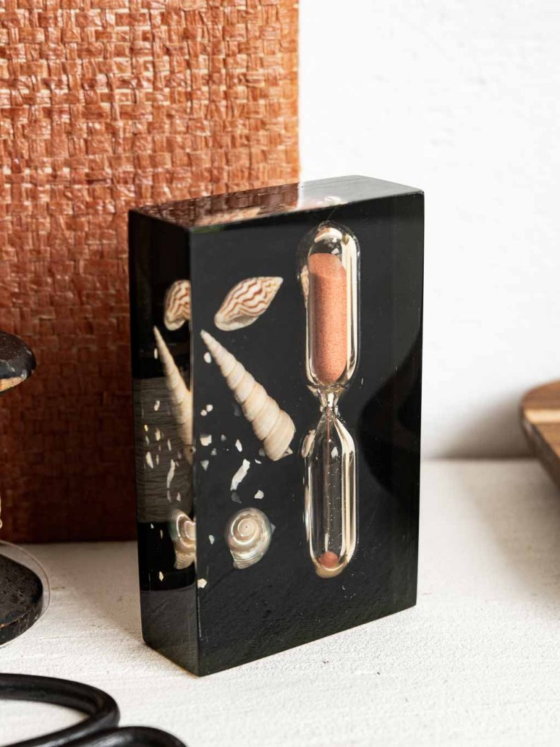 presse papier vintage inclusion sablier et coquillage