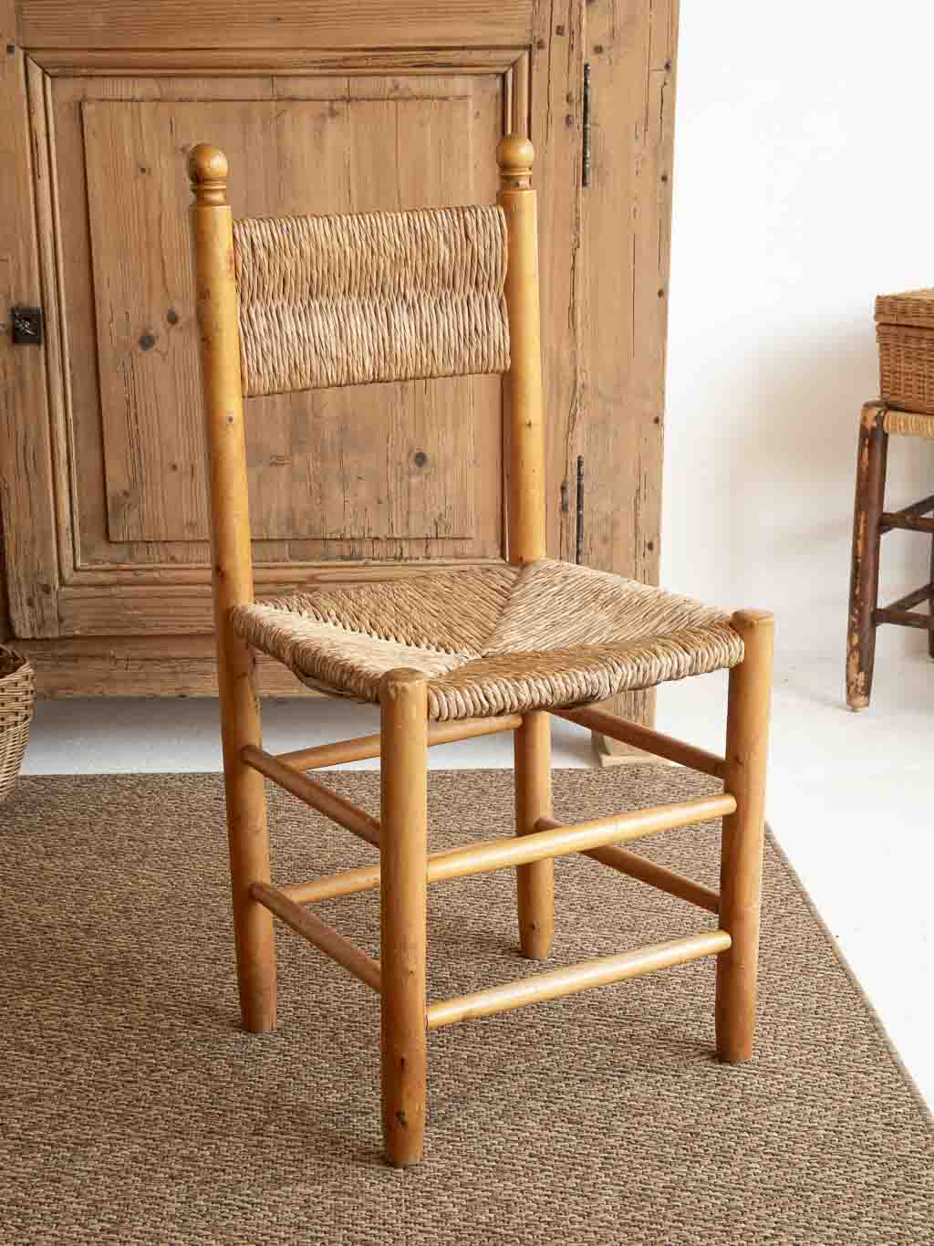 Chaise rustique ancienne assise et dossier en paille style Charlotte Perriand