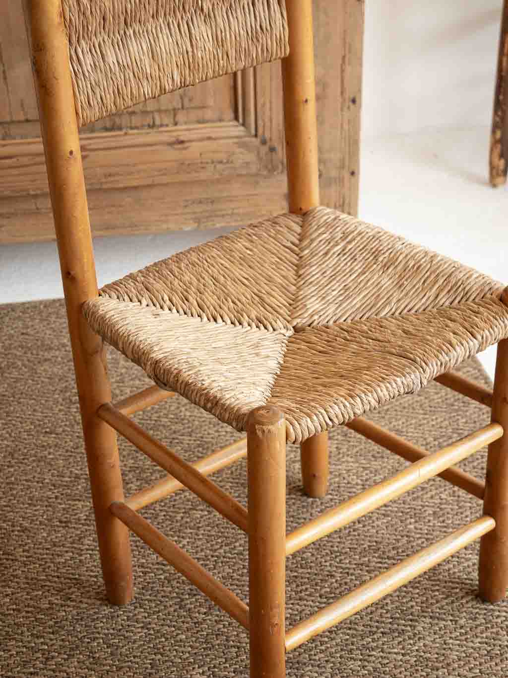 Chaise rustique ancienne assise et dossier en paille style Charlotte Perriand
