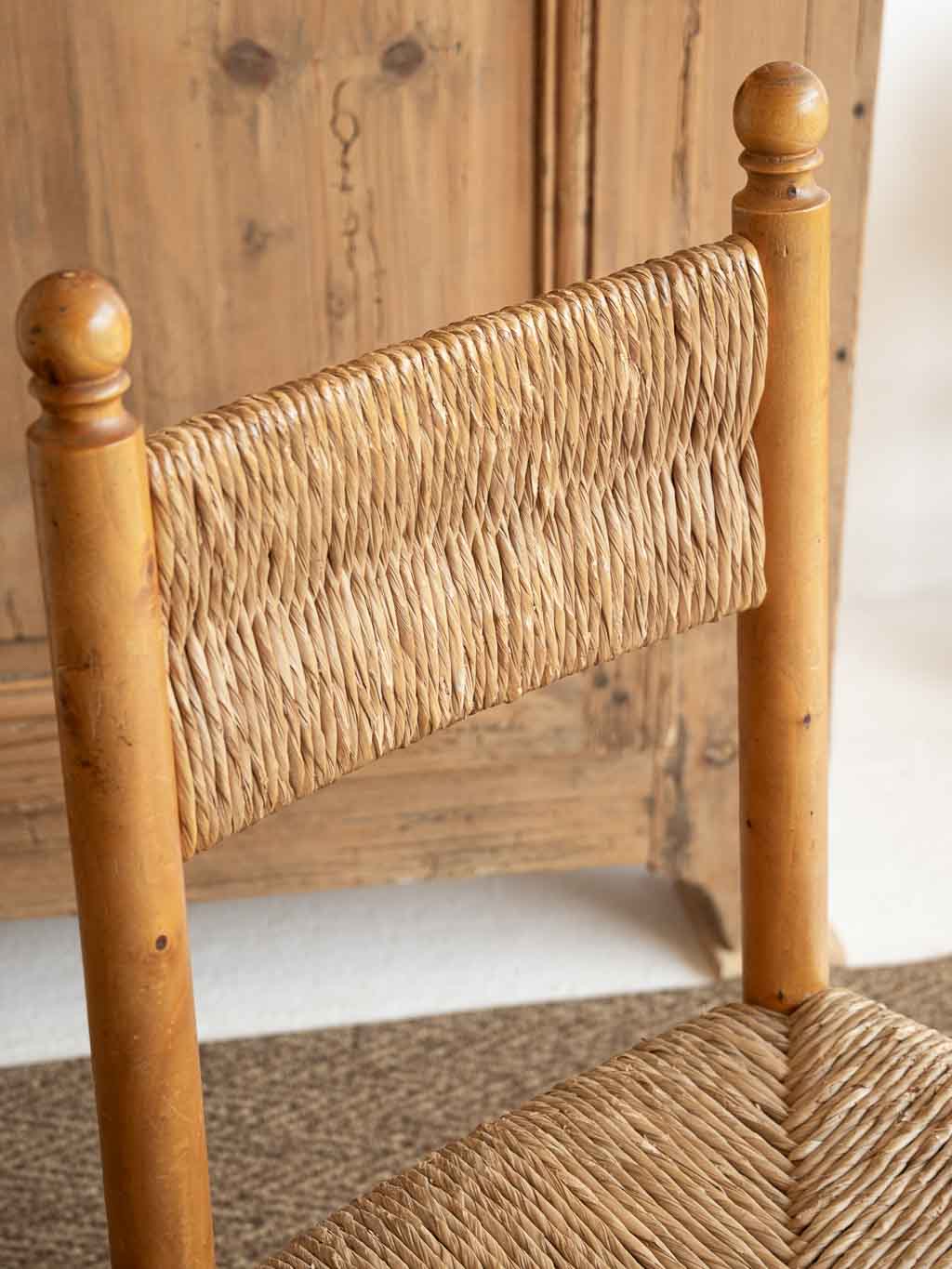 Chaise rustique ancienne assise et dossier en paille style Charlotte Perriand