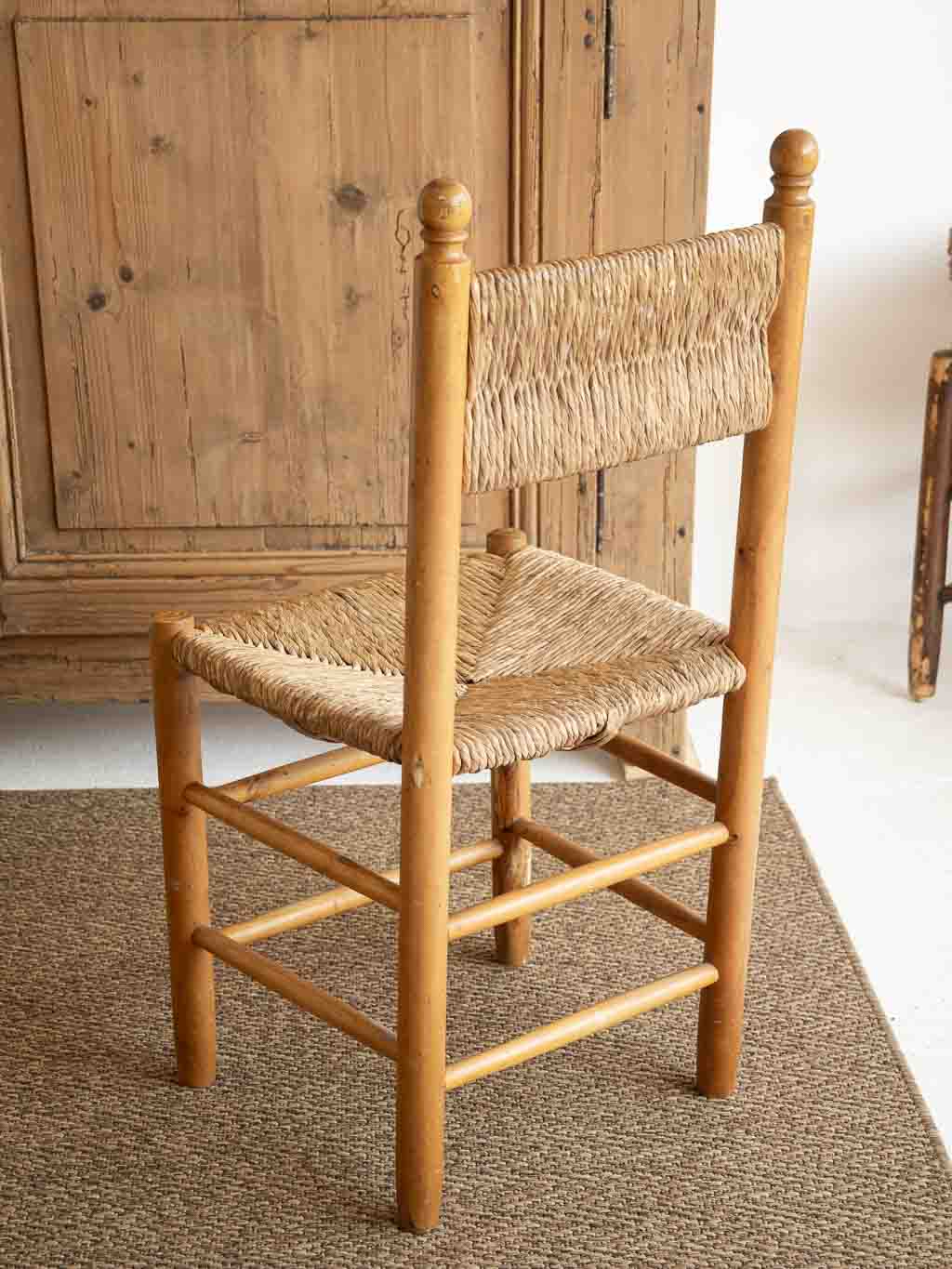 Chaise rustique ancienne assise et dossier en paille style Charlotte Perriand