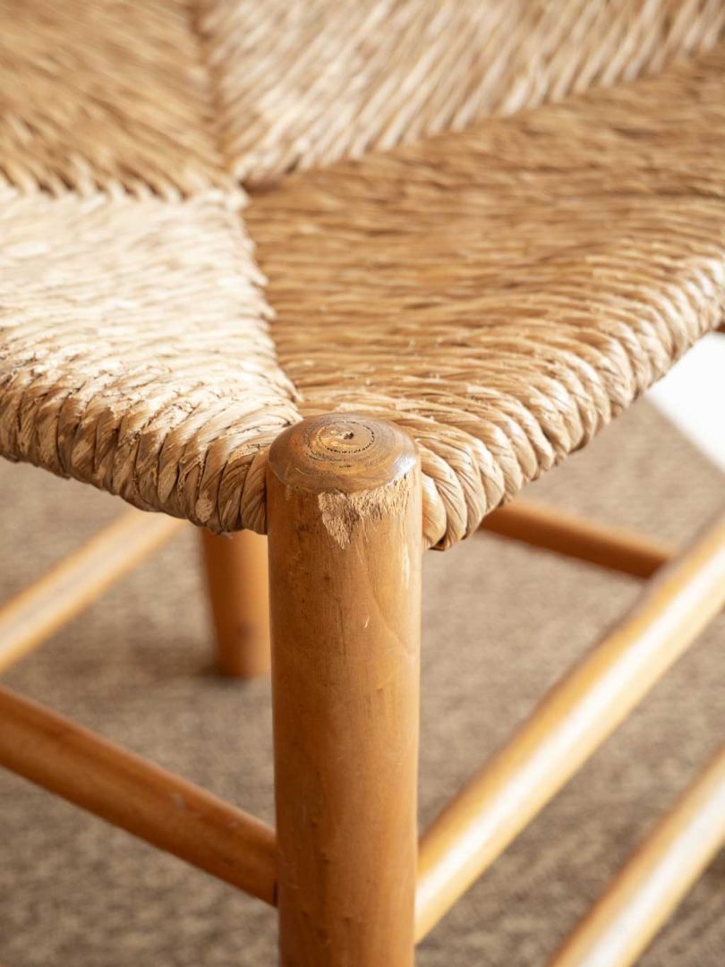 Chaise rustique ancienne assise et dossier en paille style Charlotte Perriand