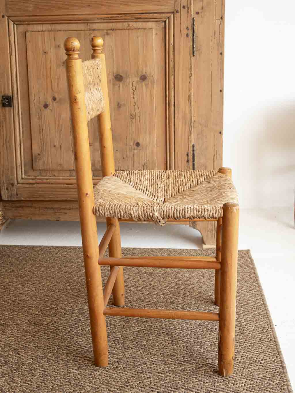 Chaise rustique ancienne assise et dossier en paille style Charlotte Perriand