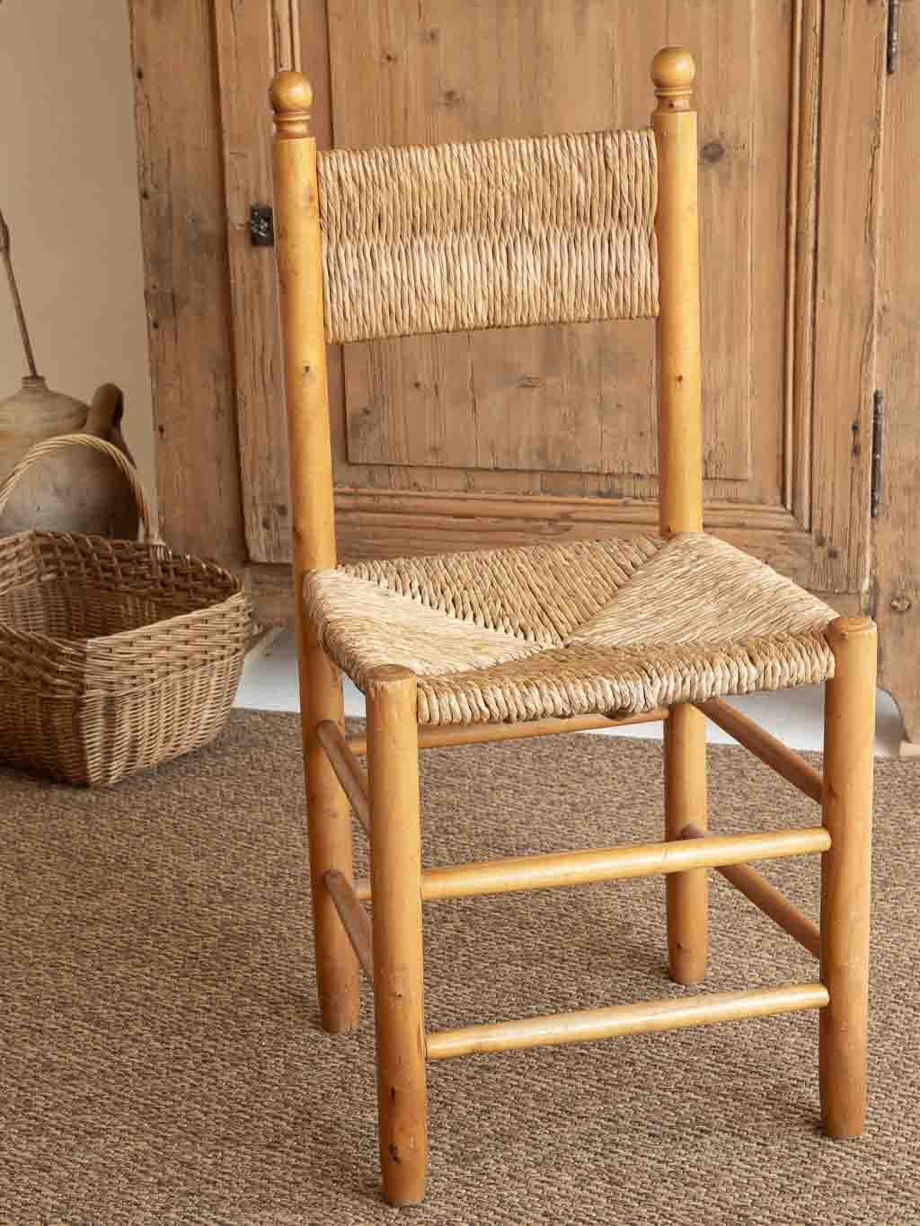 Chaise rustique ancienne assise et dossier en paille style Charlotte Perriand