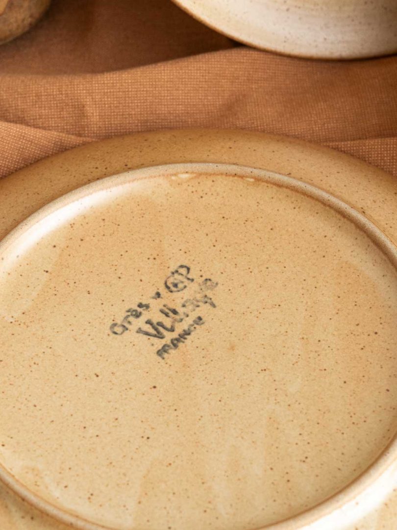 ensemble de 8 assiettes plates en grès vintage