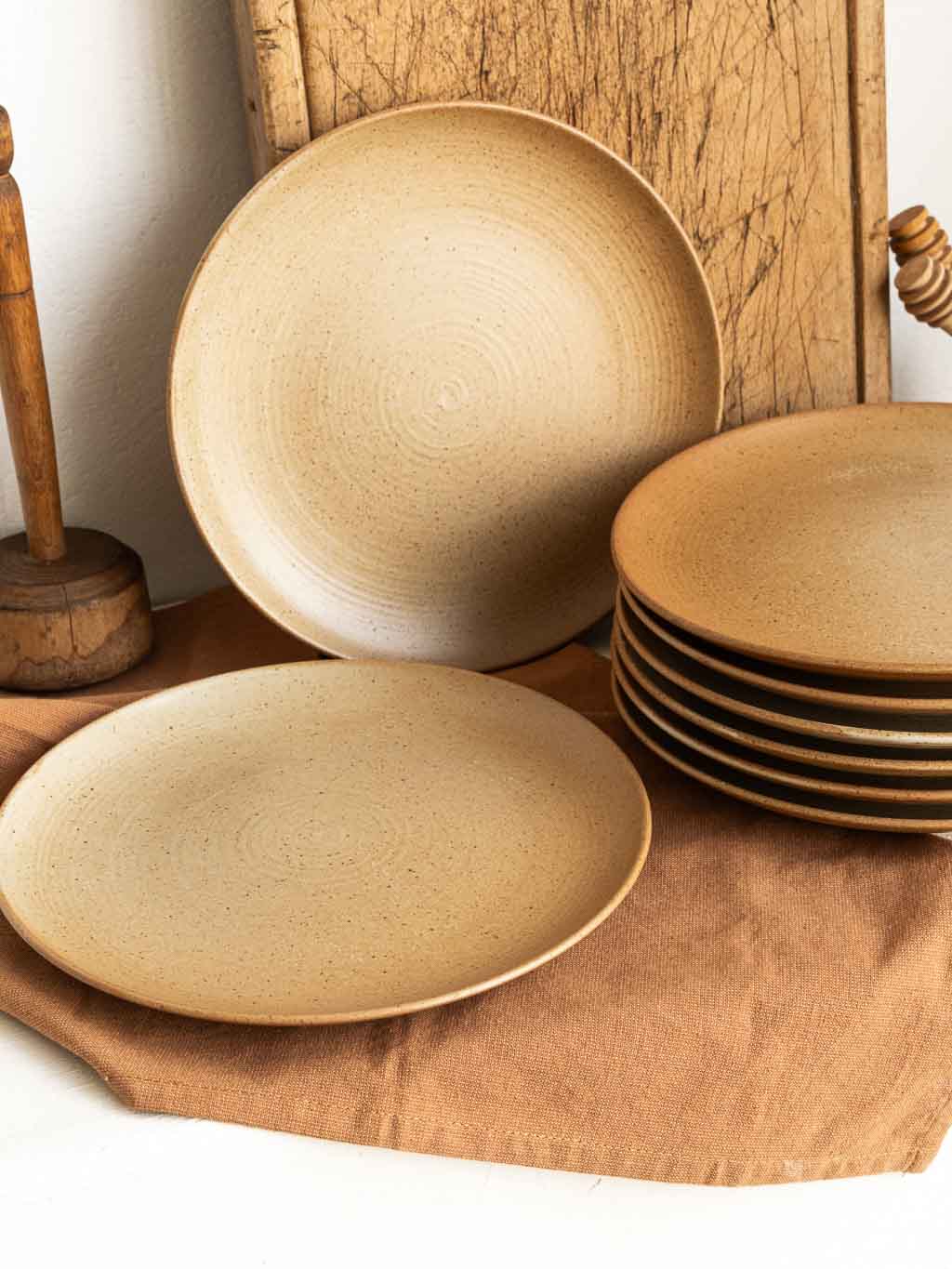 ensemble de 8 assiettes plates en grès vintage