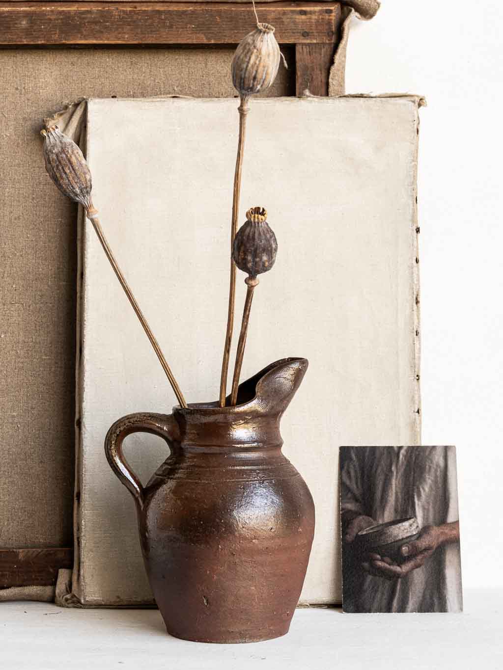 pichet en grès brun foncé ancien