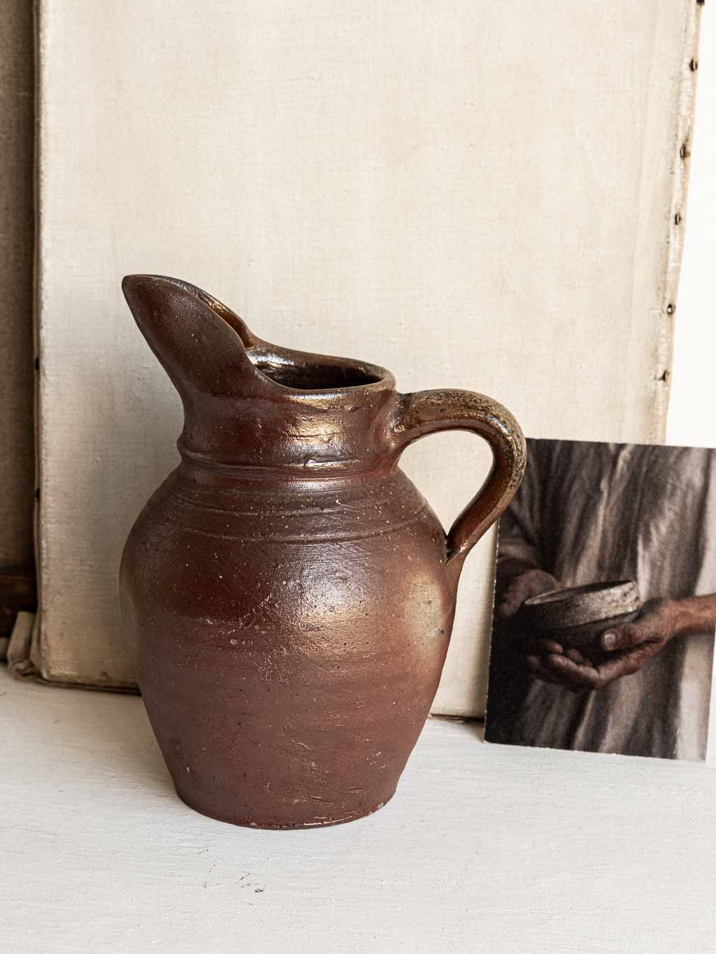 pichet en grès brun foncé ancien