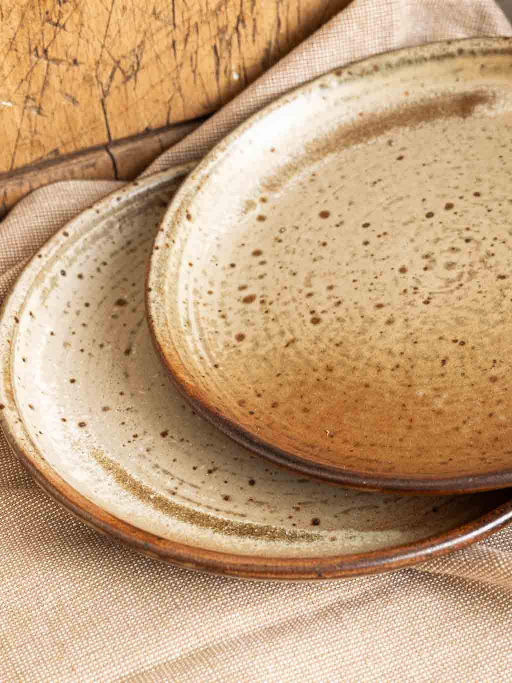 lot de 2 assiettes en grès moucheté jean pierre Prudhomme
