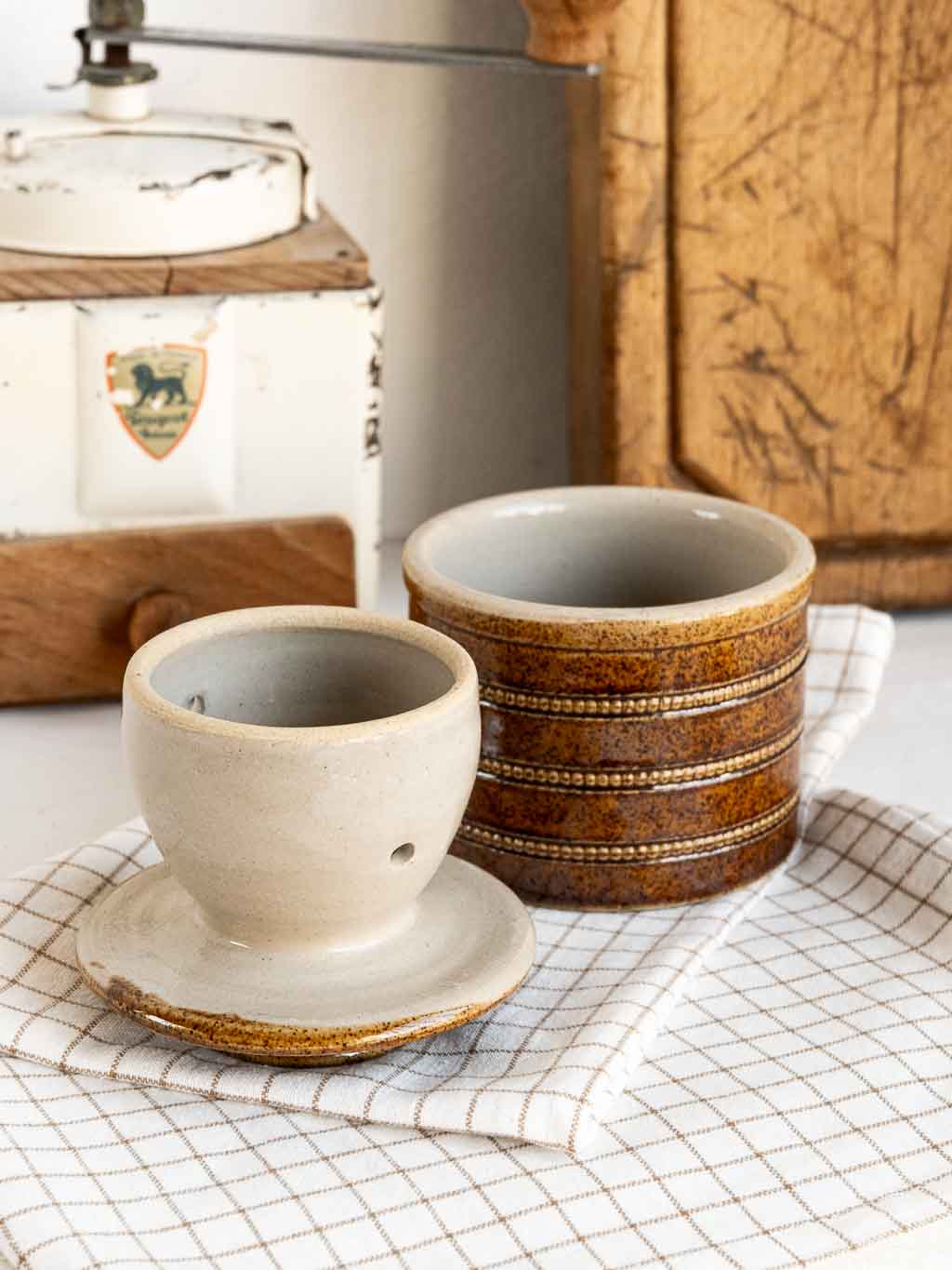 Description : Optez pour l'authenticité avec ce beurrier à eau compact en grès, fièrement estampillé "Poterie du Berry, France". Ce petit format est spécifiquement conçu pour les foyers ayant une consommation modérée, garantissant un beurre toujours frais et tartinable sans nécessiter de réfrigération. Grâce à son système traditionnel à eau, il protège le beurre de l'oxydation, tout en ajoutant une note artisanale et vintage à votre plan de travail. C'est l'accessoire idéal pour allier le plaisir d'un beurre tendre et le charme d'une pièce de poterie française. Caractéristiques : Dimensions : Ø 9.5 cm × H 9,3 cm Matériau : Grès émaillé Marquage : Poterie du Berry, Made in France État : Parfait état Dans le même univers : Découvrez toutes nos options de beurriers traditionnels en suivant ce lien.