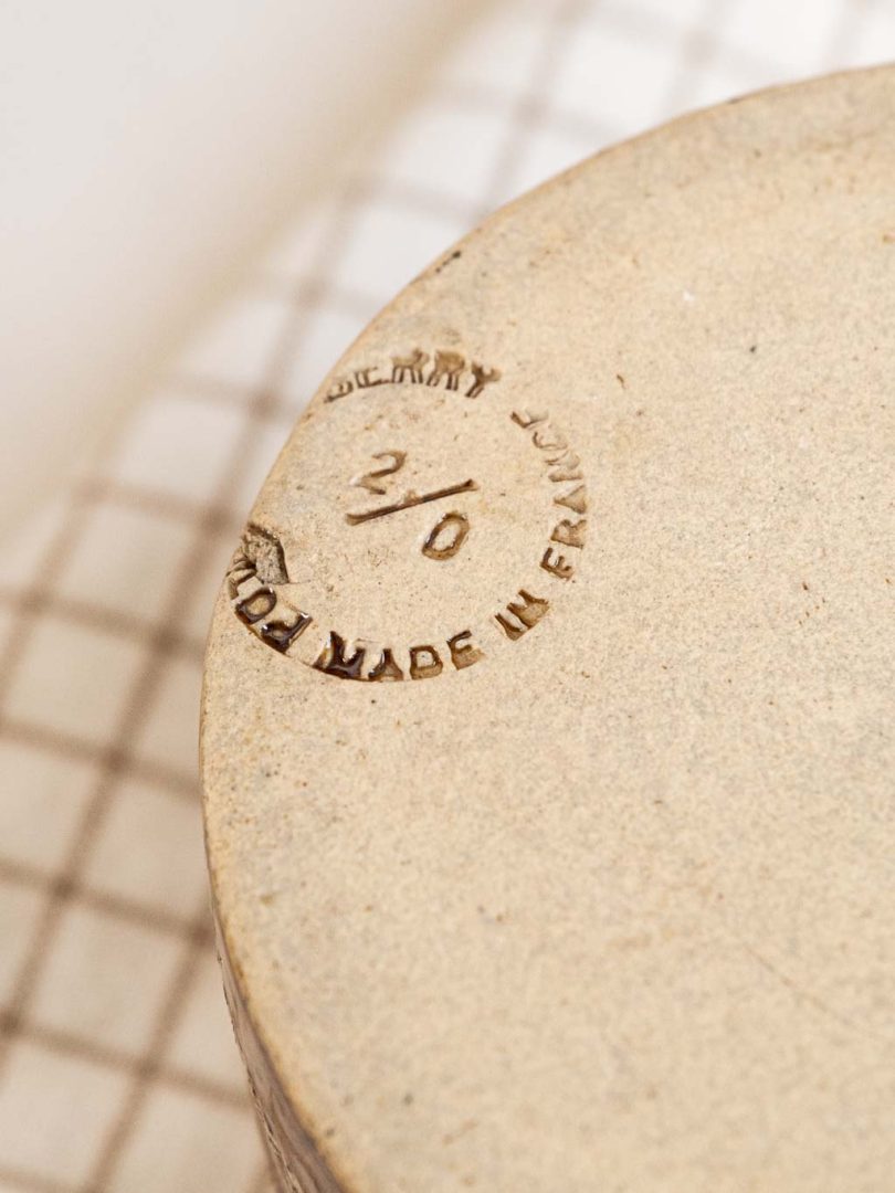 Description : Optez pour l'authenticité avec ce beurrier à eau compact en grès, fièrement estampillé "Poterie du Berry, France". Ce petit format est spécifiquement conçu pour les foyers ayant une consommation modérée, garantissant un beurre toujours frais et tartinable sans nécessiter de réfrigération. Grâce à son système traditionnel à eau, il protège le beurre de l'oxydation, tout en ajoutant une note artisanale et vintage à votre plan de travail. C'est l'accessoire idéal pour allier le plaisir d'un beurre tendre et le charme d'une pièce de poterie française. Caractéristiques : Dimensions : Ø 9.5 cm × H 9,3 cm Matériau : Grès émaillé Marquage : Poterie du Berry, Made in France État : Parfait état Dans le même univers : Découvrez toutes nos options de beurriers traditionnels en suivant ce lien.