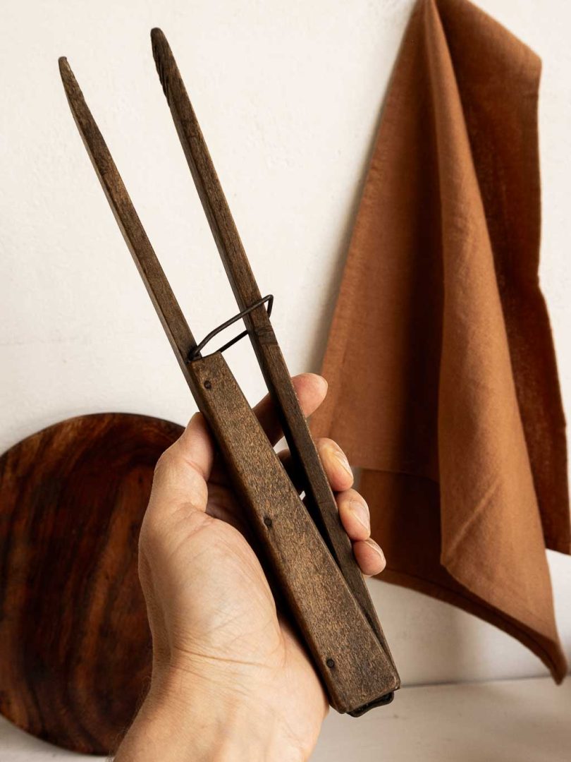 ancienne pince en bois type labo de chimie