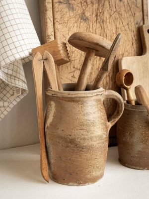 pot ancien en grès utilisé en pot à ustensile de cuisine authentique