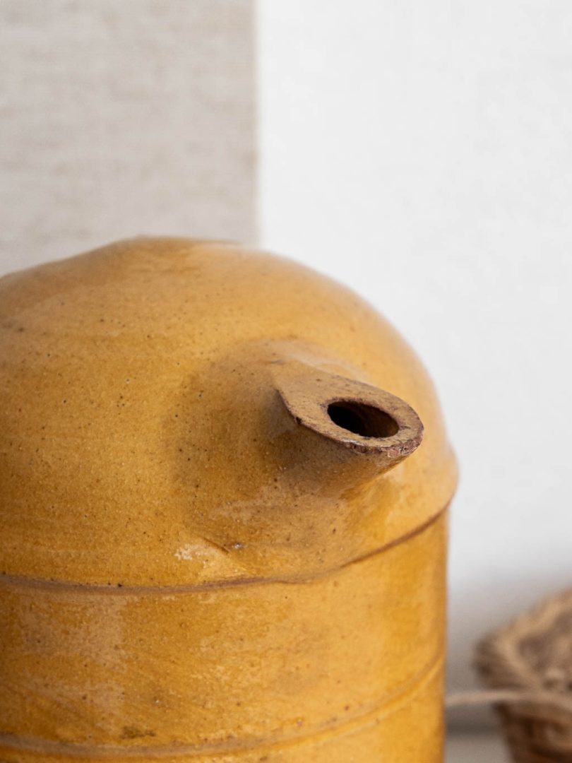 pichet en grès vintage ocre jaune