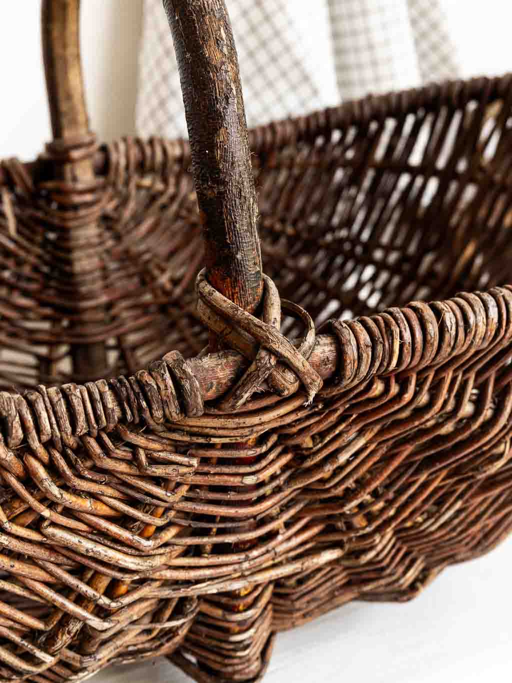 Très grand panier 57cm en osier brun ancien