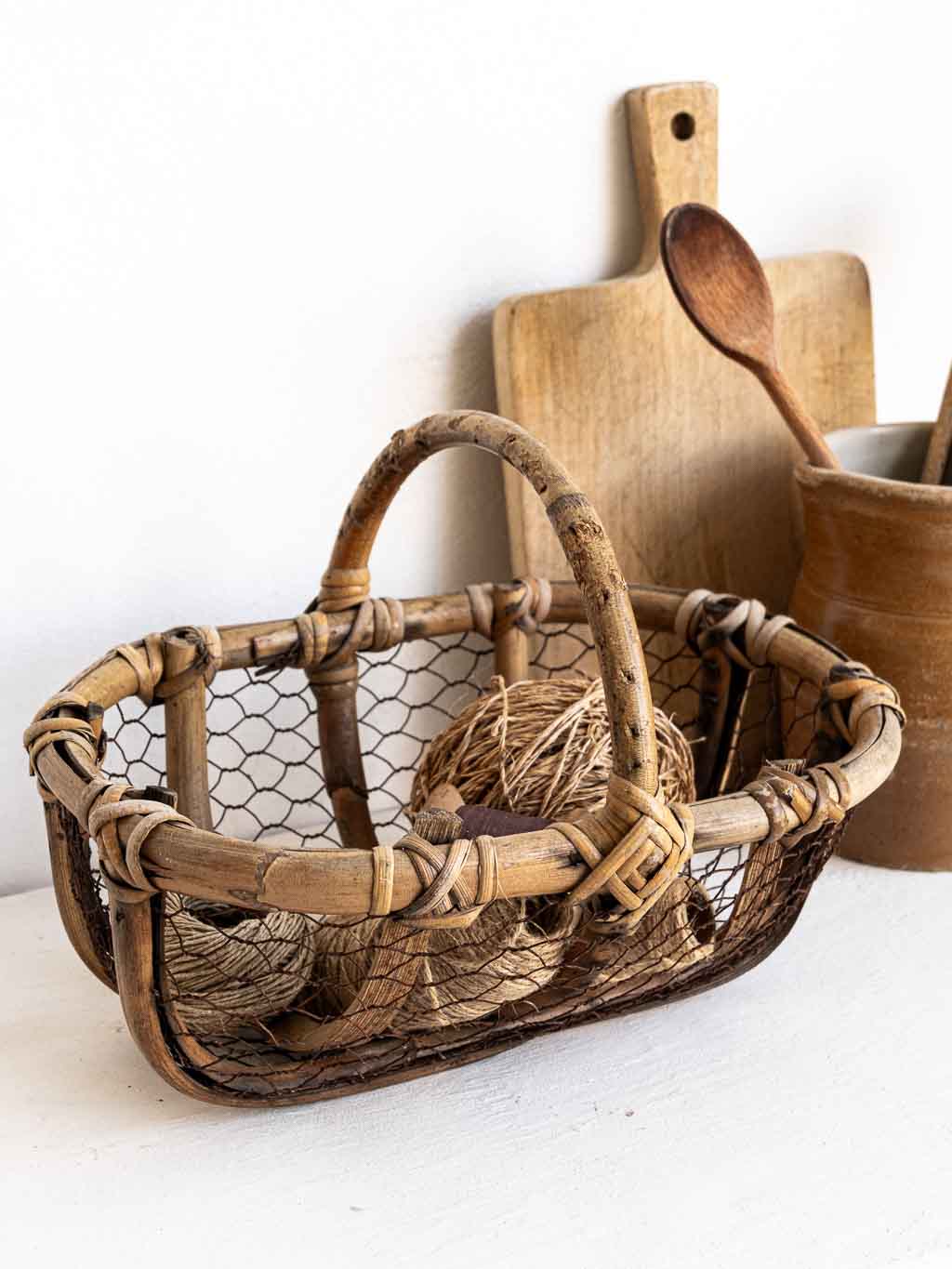 Panier métal grillagé et bambou