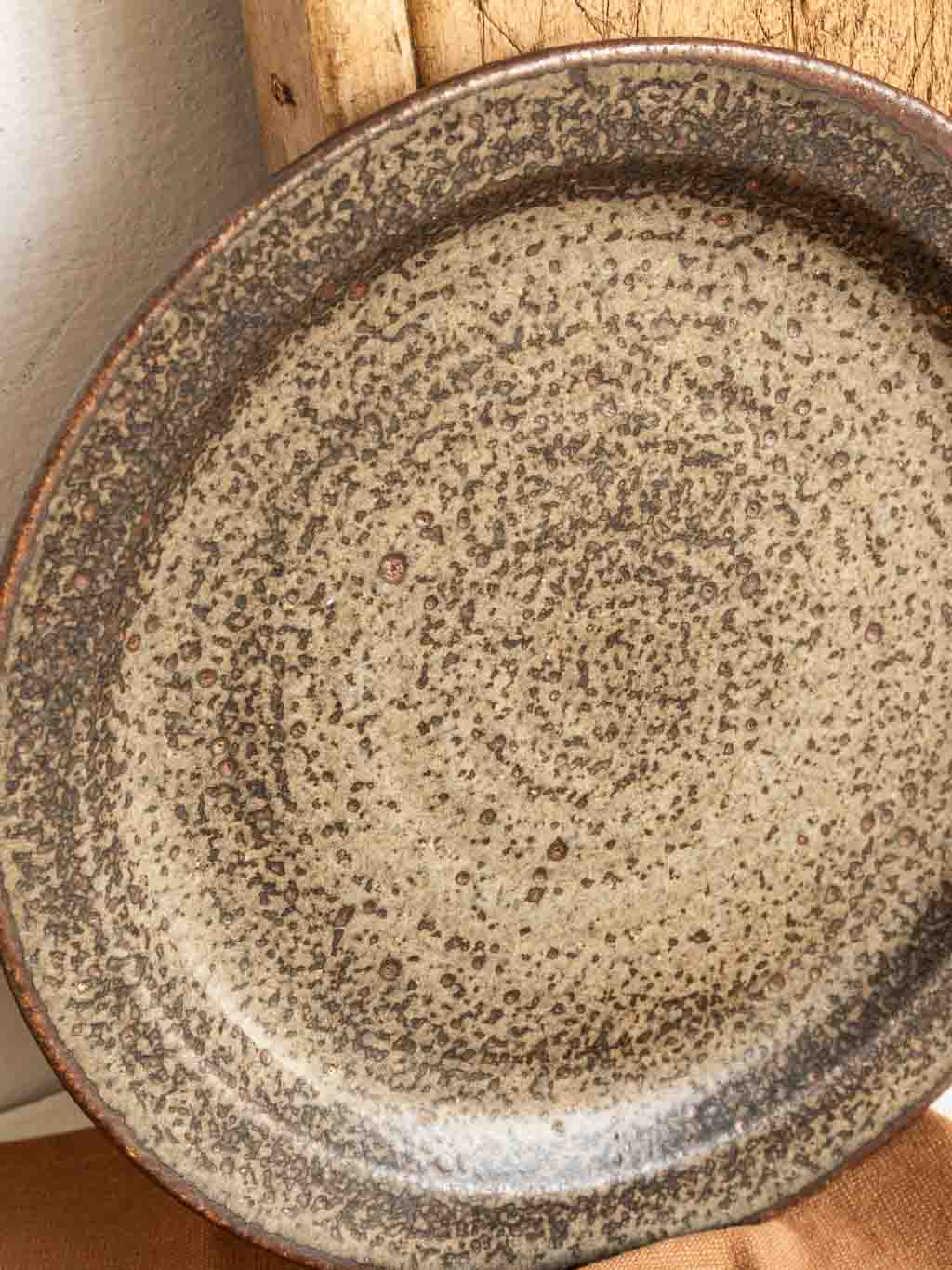 lot 2 assiettes plates le cep, Jean Tessier en grès émaillé