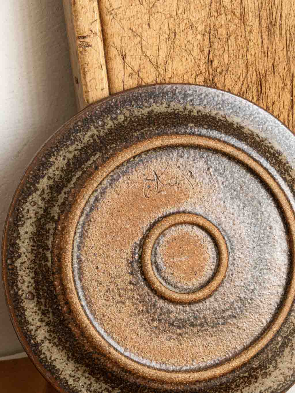 lot 2 assiettes plates le cep, Jean Tessier en grès émaillé