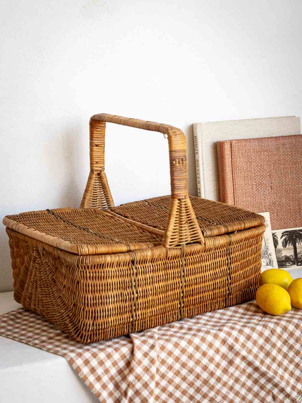 Panier vintage de pique-nique en rotin avec abattants