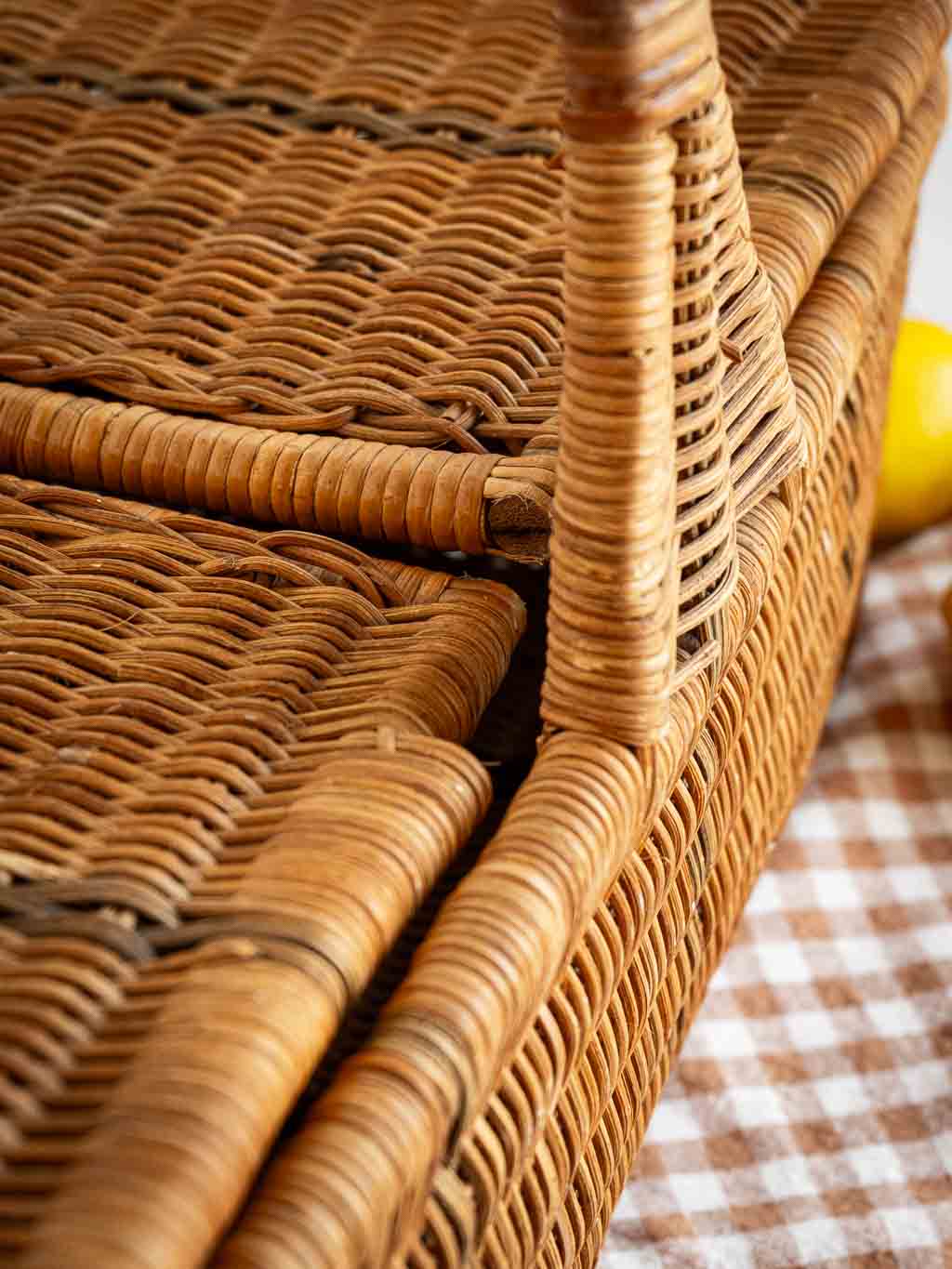 Panier vintage de pique-nique en rotin avec abattants