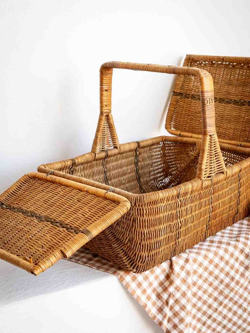Panier vintage de pique-nique en rotin avec abattants