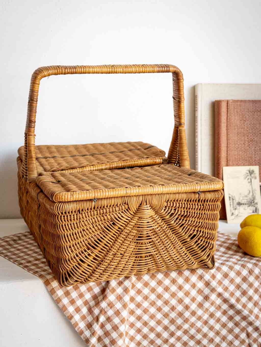 Panier vintage de pique-nique en rotin avec abattants