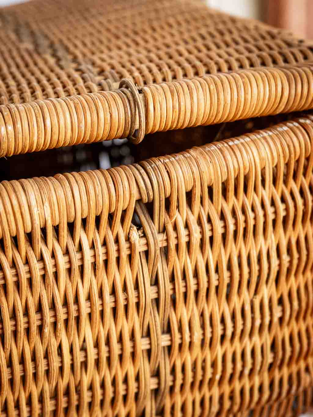 Panier vintage de pique-nique en rotin avec abattants