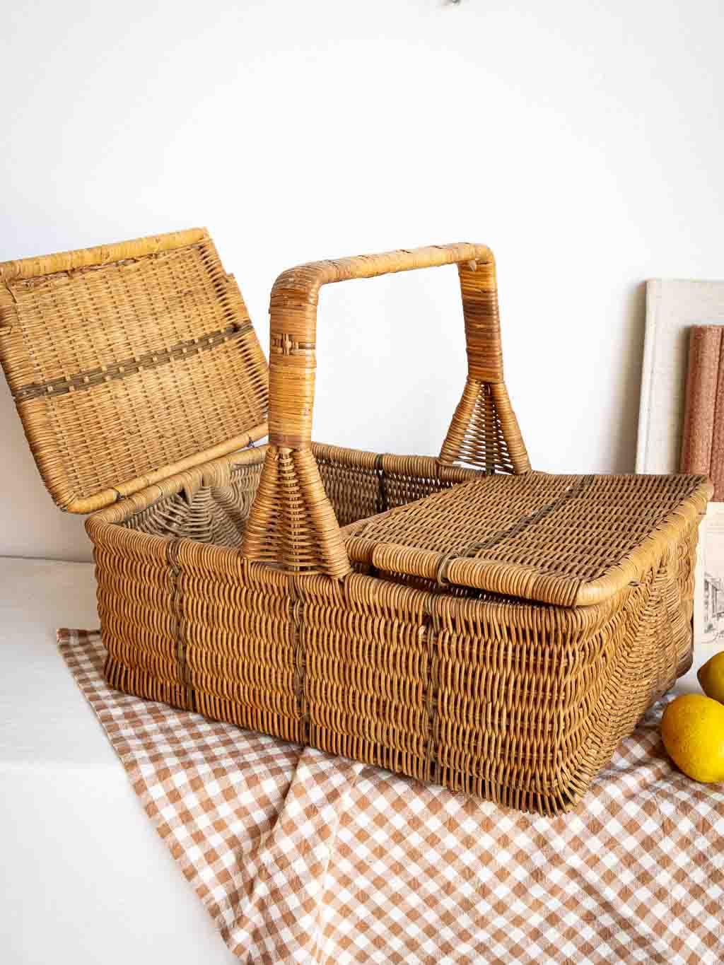 Panier vintage de pique-nique en rotin avec abattants