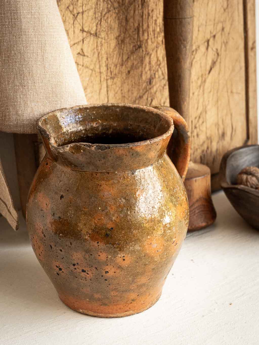 cruche ancienne en terre cuite orangé