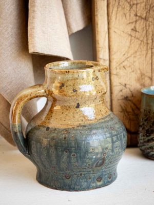 Pichet vintage de céramiste 1974 beige et bleu